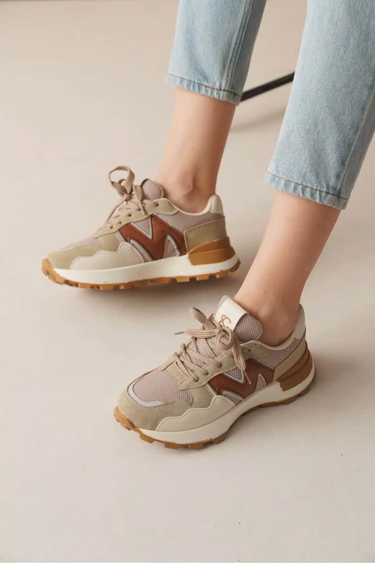 Riccon Kadın Sneaker 001210 Bej Taba: Şıklık ve Konforu Bir Arada Sunan Günlük Ayakkabı