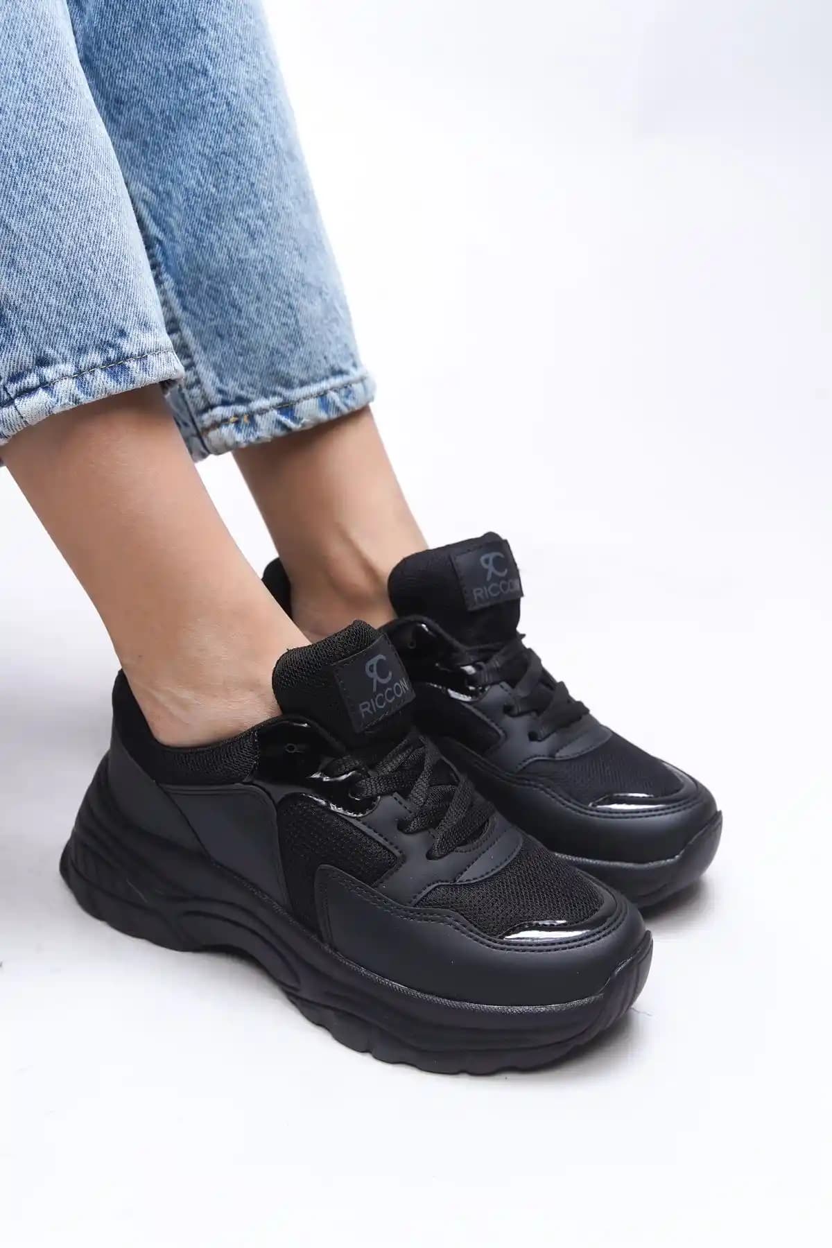 Riccon Siyah Kadın Sneaker: Şıklık ve Rahatlığı Bir Arada Sunan Günlük Ayakkabı