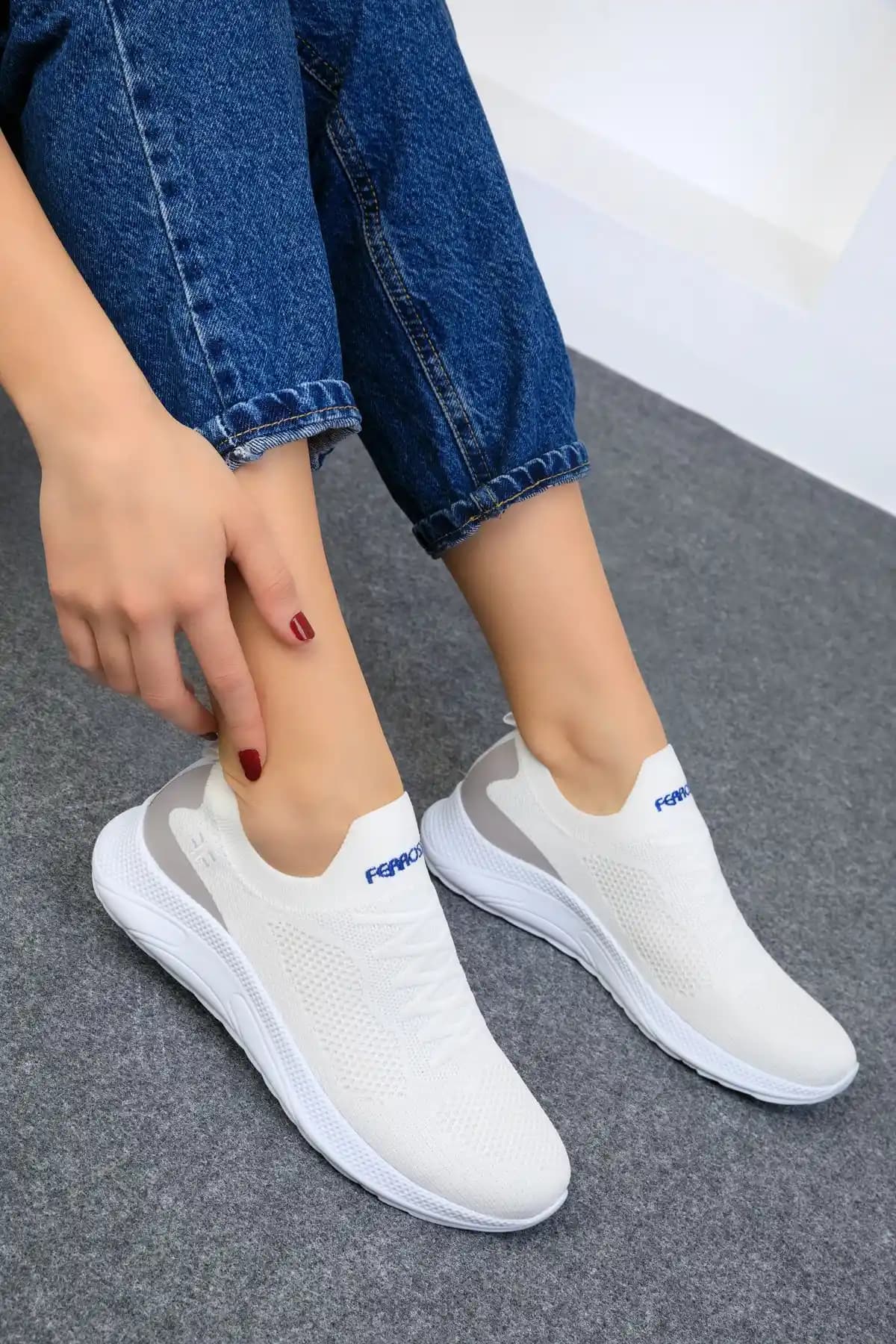 SOHO Beyaz Kadın Sneaker 16979: Şıklık ve Konforu Bir Arada Sunan Günlük Ayakkabı