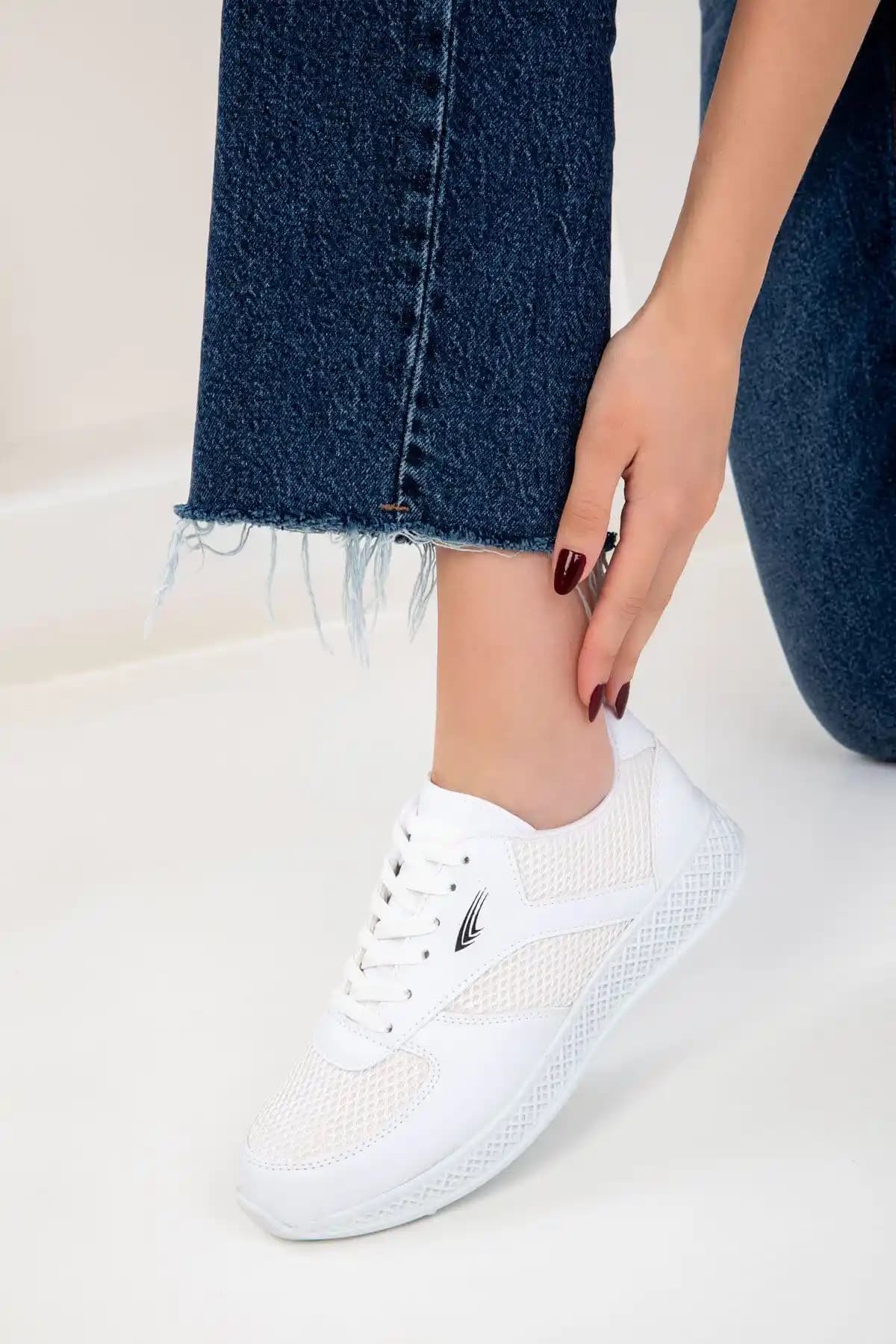 SOHO Beyaz Kadın Sneaker 17166: Şık ve Konforlu Günlük Spor Ayakkabı Seçenekleri