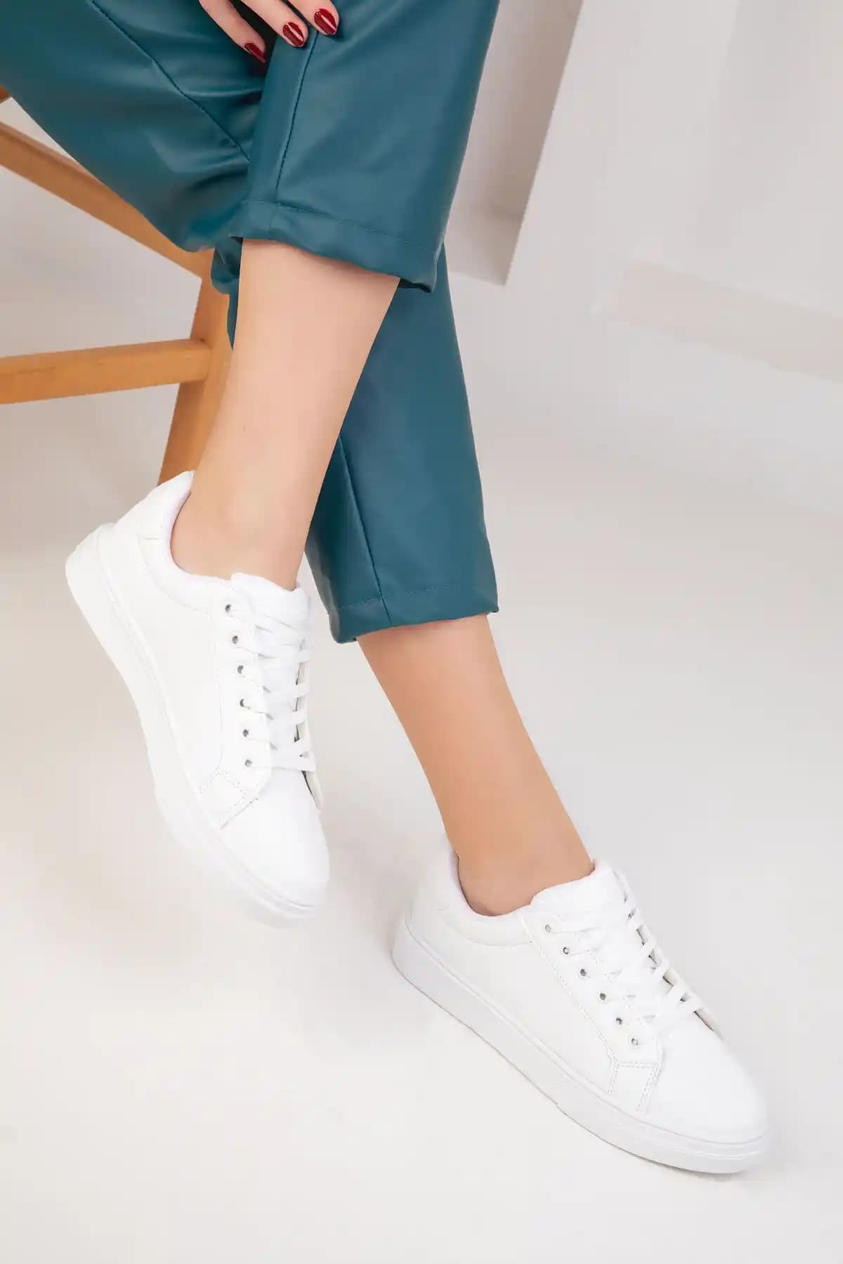 SOHO Beyaz Kadın Sneaker: Modern Tasarım ve Günlük Rahatlık İçin Ideal Seçenek