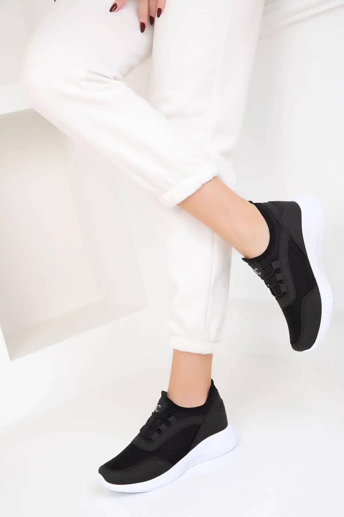SOHO Kadın Siyah Sneaker 15226: Günlük Şıklık ve Konfor Sunan Modern Spor Ayakkabı