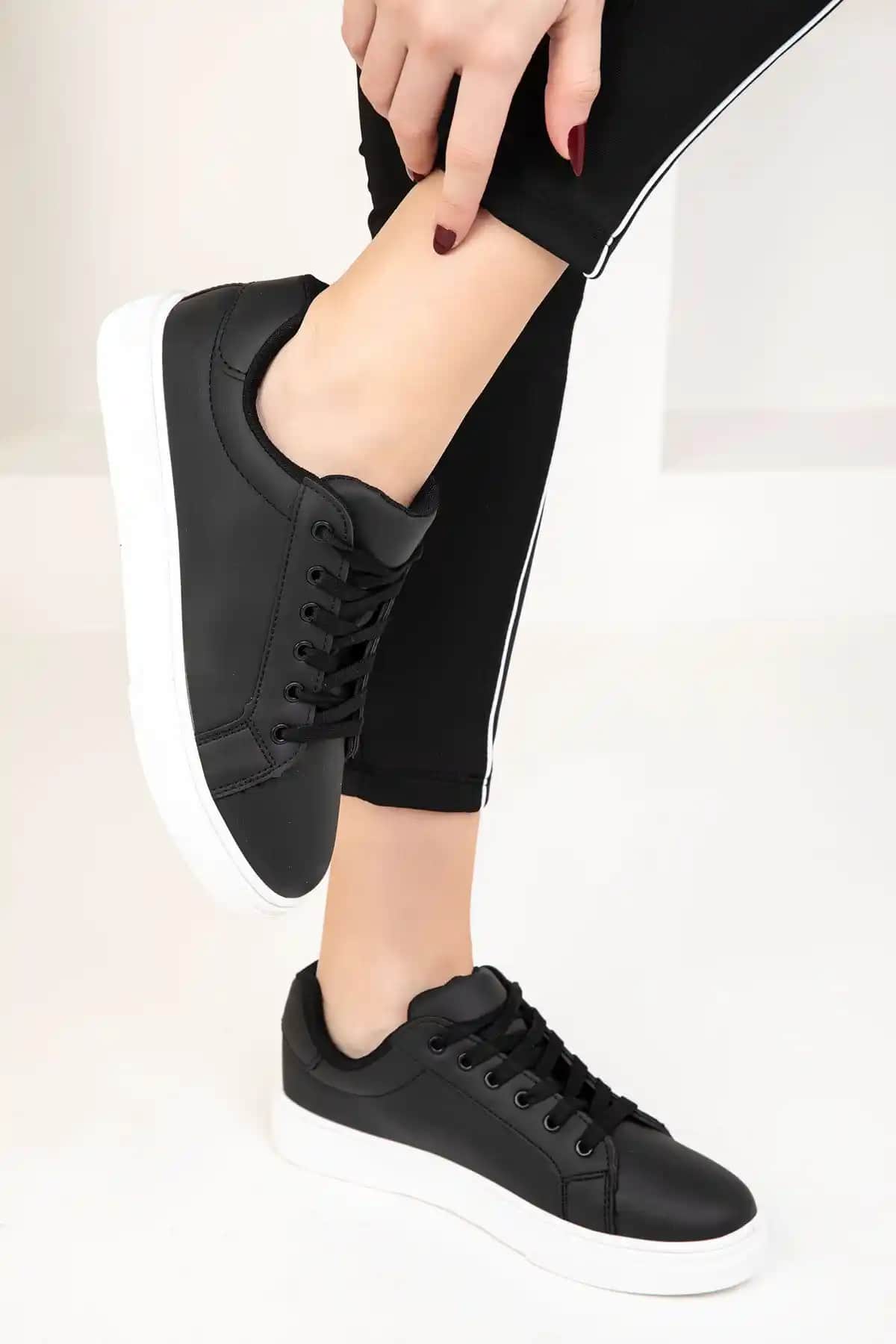 SOHO Siyah Kadın Sneaker 14395 Günlük Şıklık ve Rahatlık Sunan Modern Tasarım