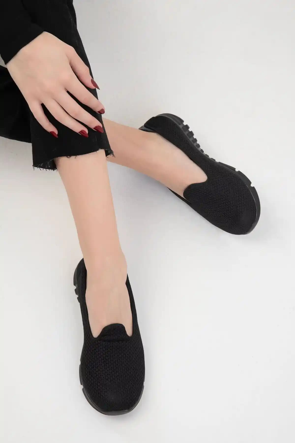 SOHO Siyah Kadın Sneaker 18113: Modern Tasarım ve Konforun Mükemmel Birleşimi