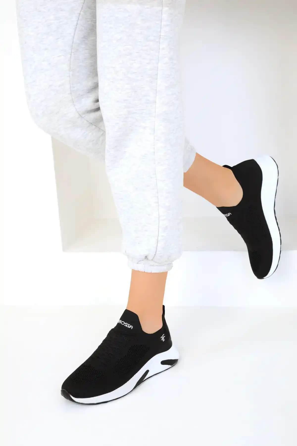 SOHO Siyah Kadın Sneaker: Şıklık ve Konforu Bir Arada Sunan Güncel Moda Parçası
