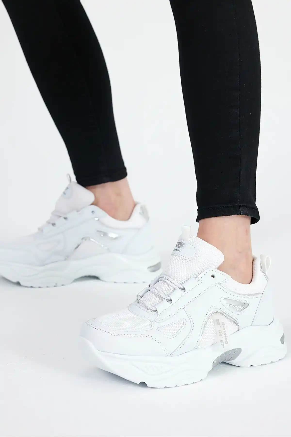 Tomsking Kadın Beyaz Güleş Spor Ayakkabı 2005: Şık ve Konforlu Günlük Spor Ayakkabısı