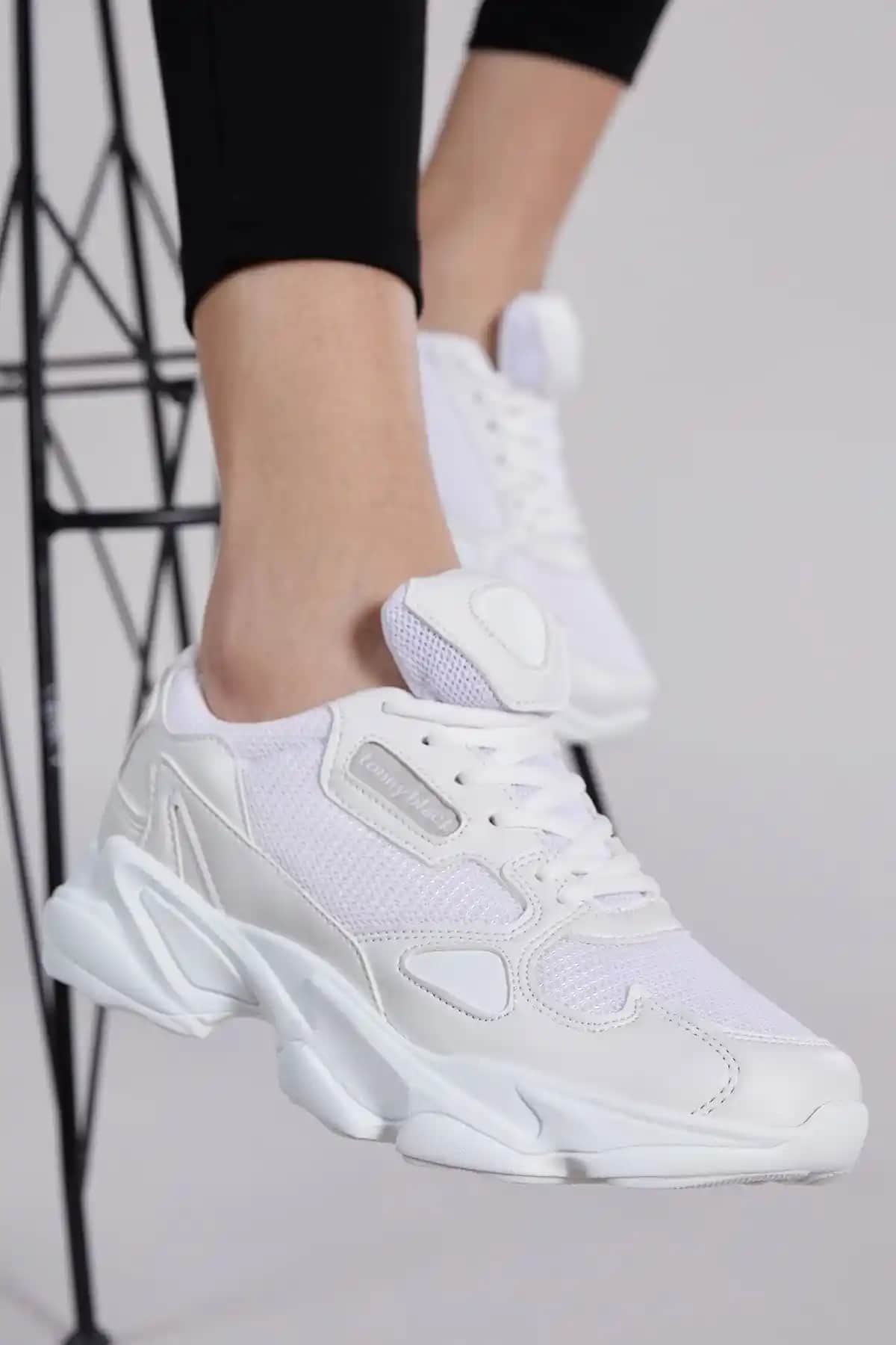 Tonny Black Unisex Beyaz Spor Ayakkabı Zhr: Şıklık ve Konforun Modern Buluşması