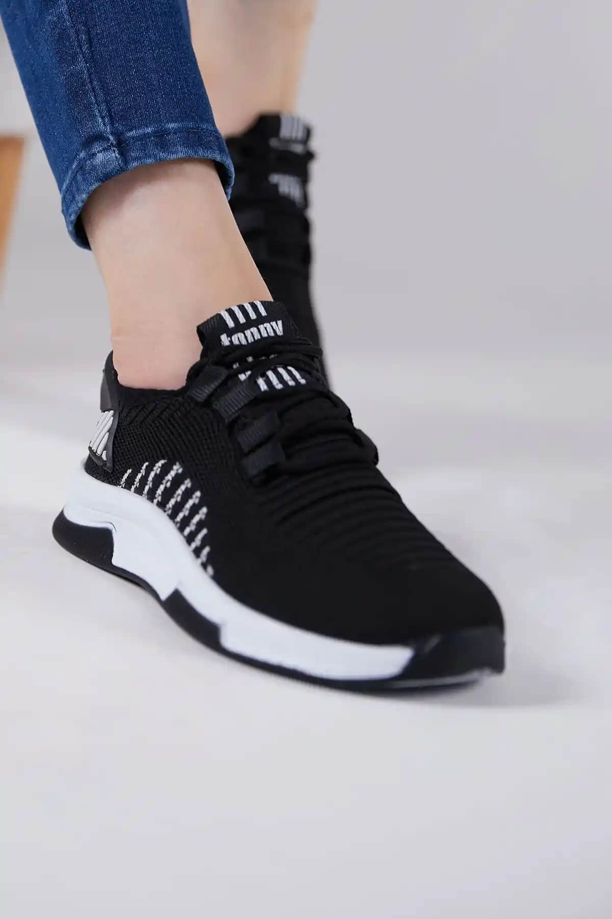 Tonny Black Unisex Siyah Beyaz Spor Ayakkabı: Şıklık ve Konforun Buluşması