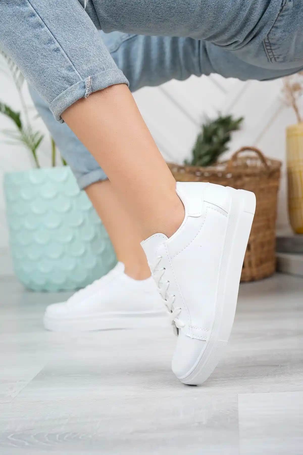 TrendYol Kadın Beyaz Yürüyüş Ayakkabısı Modern Tasarım ve Rahatlık Sunar