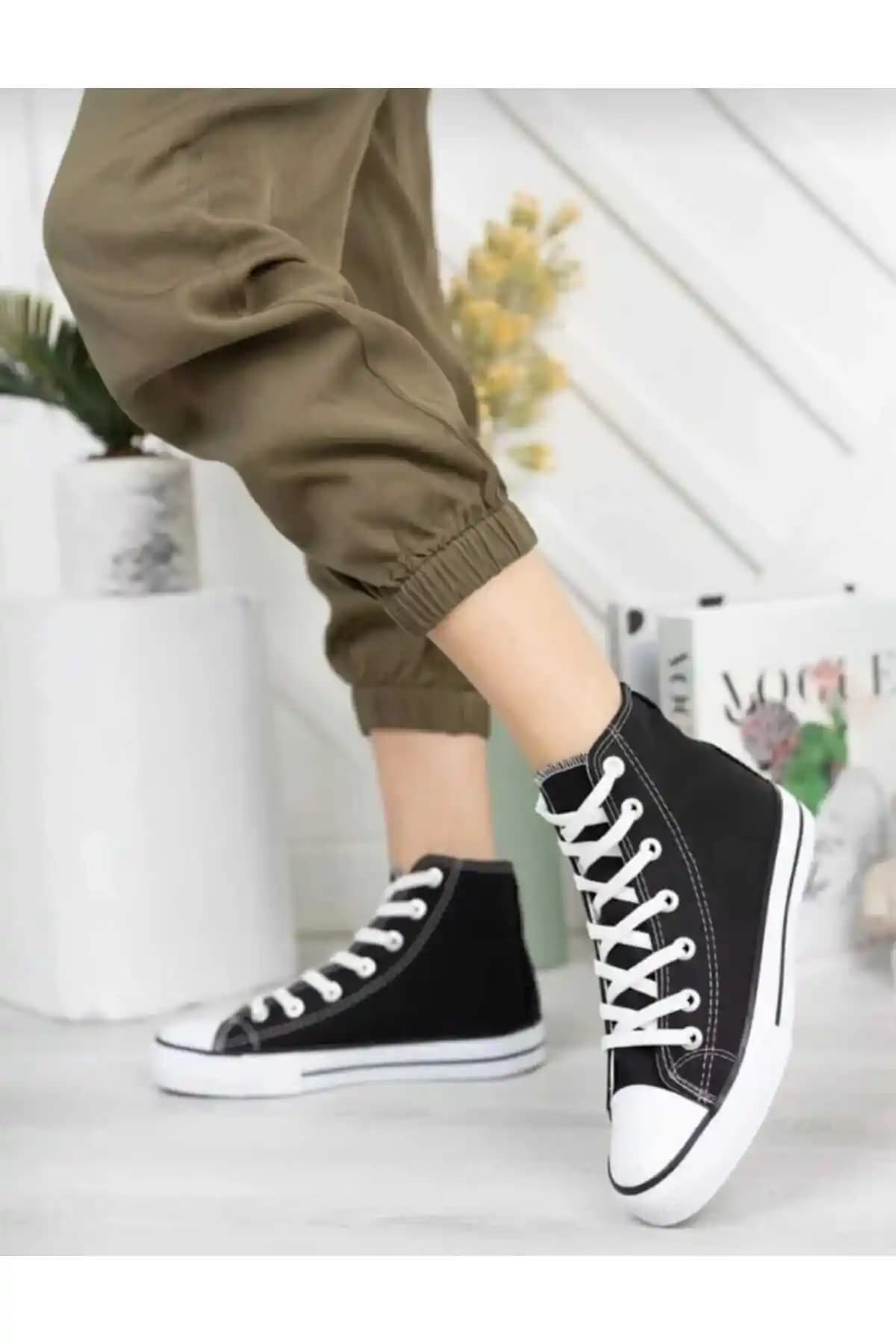 Unisex Siyah Beyaz Spor Ayakkabı Günlük Kullanım İçin Dayanıklı ve Şık Tasarım