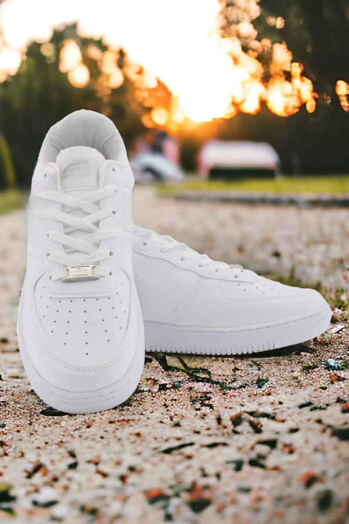 Yakamel Unisex Beyaz-Siyah Sneaker: Günlük Kullanım ve Konfor İçin Modern Tasarım