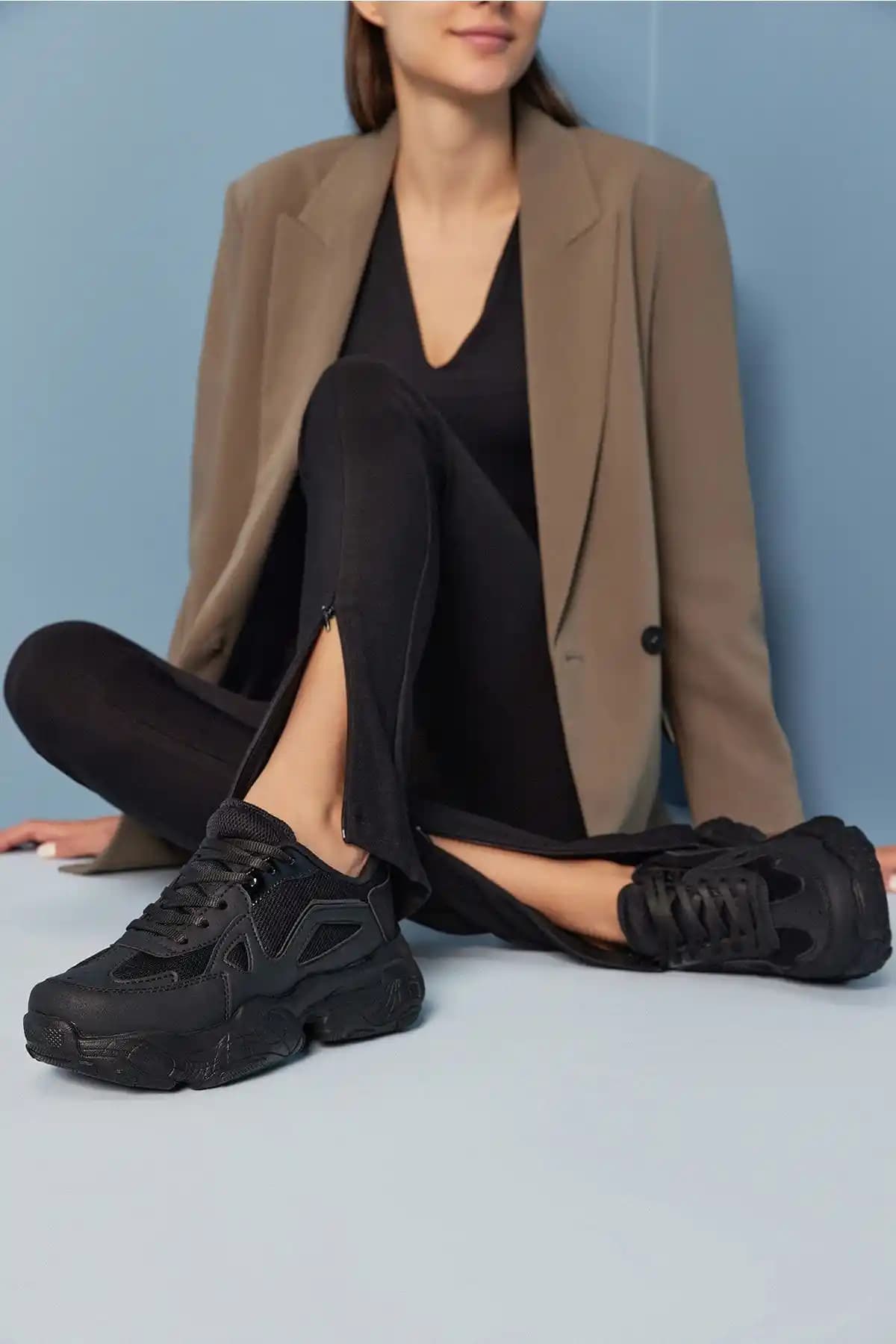 Yaya by Hotiç Siyah Kan Sneakers: Kadınlar İçin Şık ve Rahat Günlük Ayakkabı