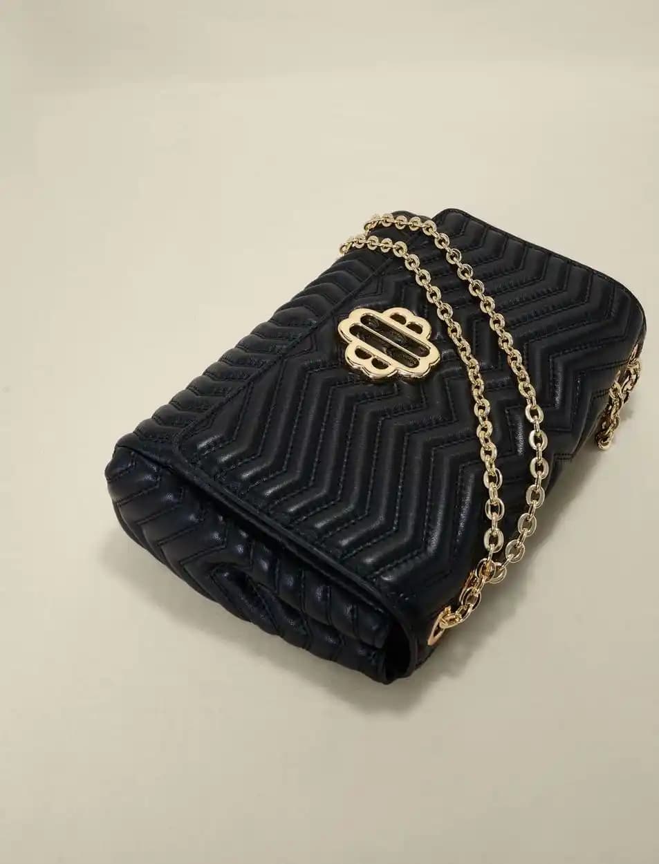 500 Dolar Altında Siyah Kapitone Deri Çanta Modelleri ve Marka Önerileri