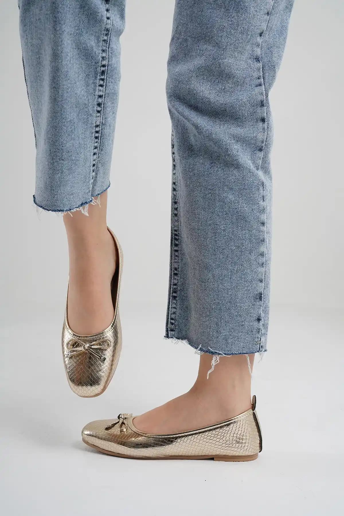 Beyond Kadın Altın Sarı Fiyonklu Deri Babet: Şık ve Konforlu Günlük ve Ofis Ayakkabısı