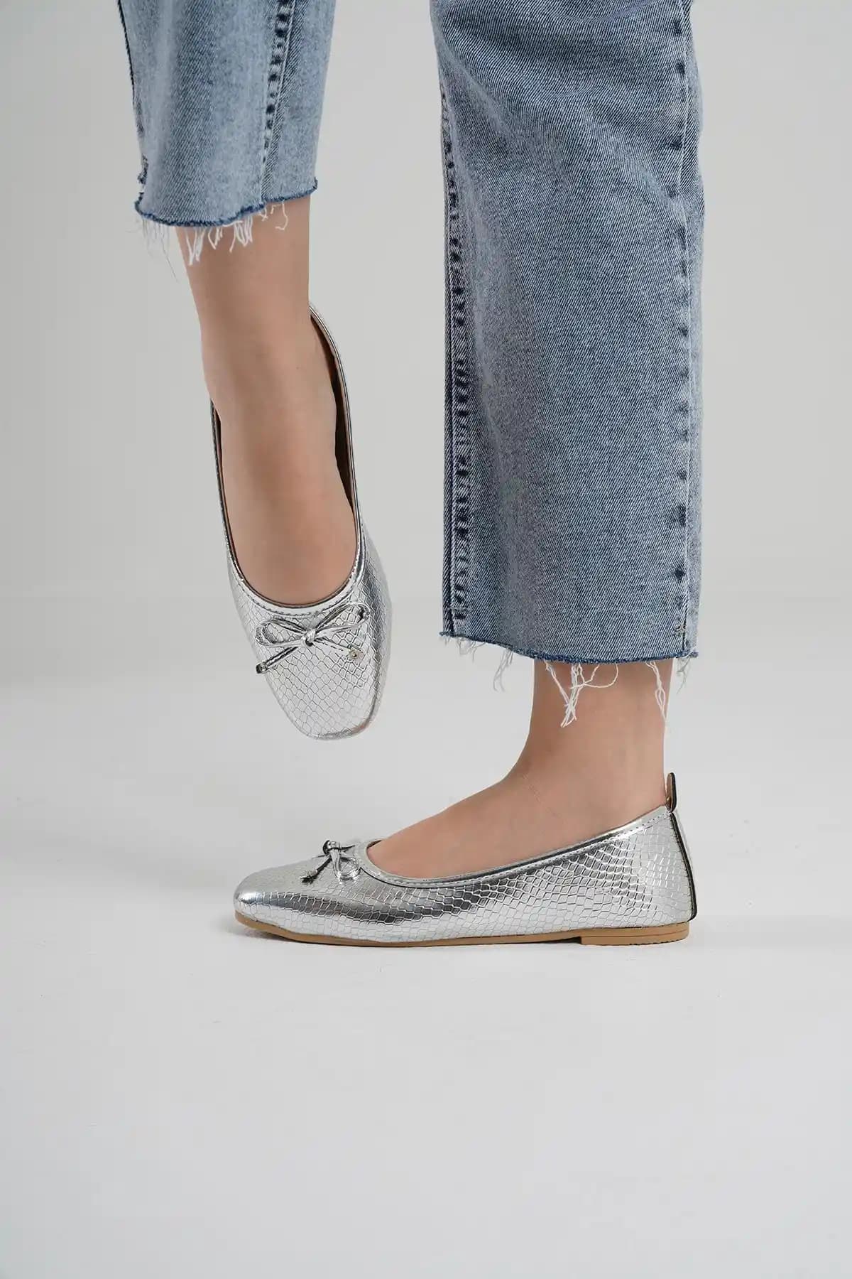 Beyond Kadın Gri Balerin Fiyonklu Deri Babet Şıklık ve Konforun Mükemmel Buluşması