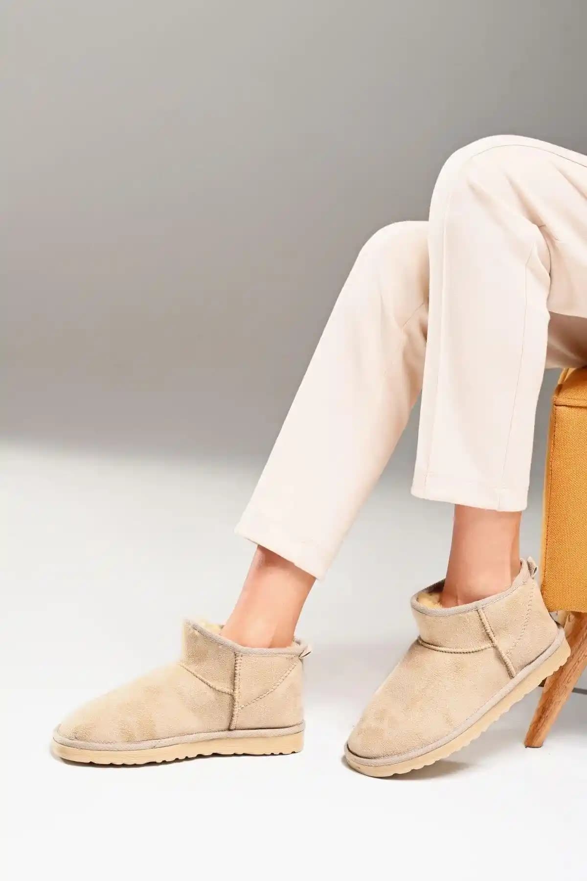 Beyond Kan Bej Ultra Mini Kürklü Süet Bot: Şıklık ve Konfor Sunan Kış Kadın Botu