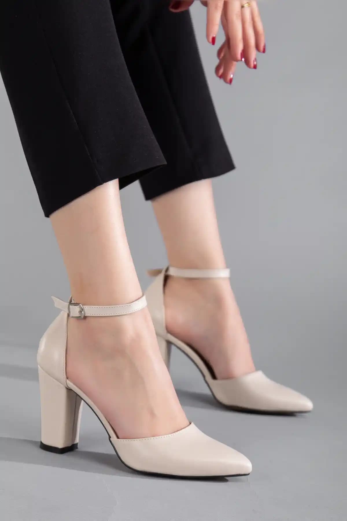 Camaiore Kadın Bej Suni Deri Topuklu Ayakkabı: Şıklık ve Konforun Modern Buluşması