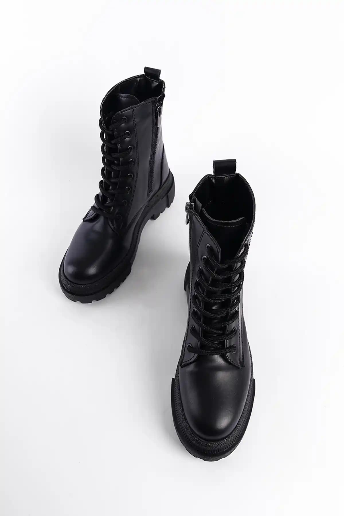 Capone Outfitters Fermuarlı ve Bağcıklı Kadın Botu Günlük Şıklık ve Konfor Sunar