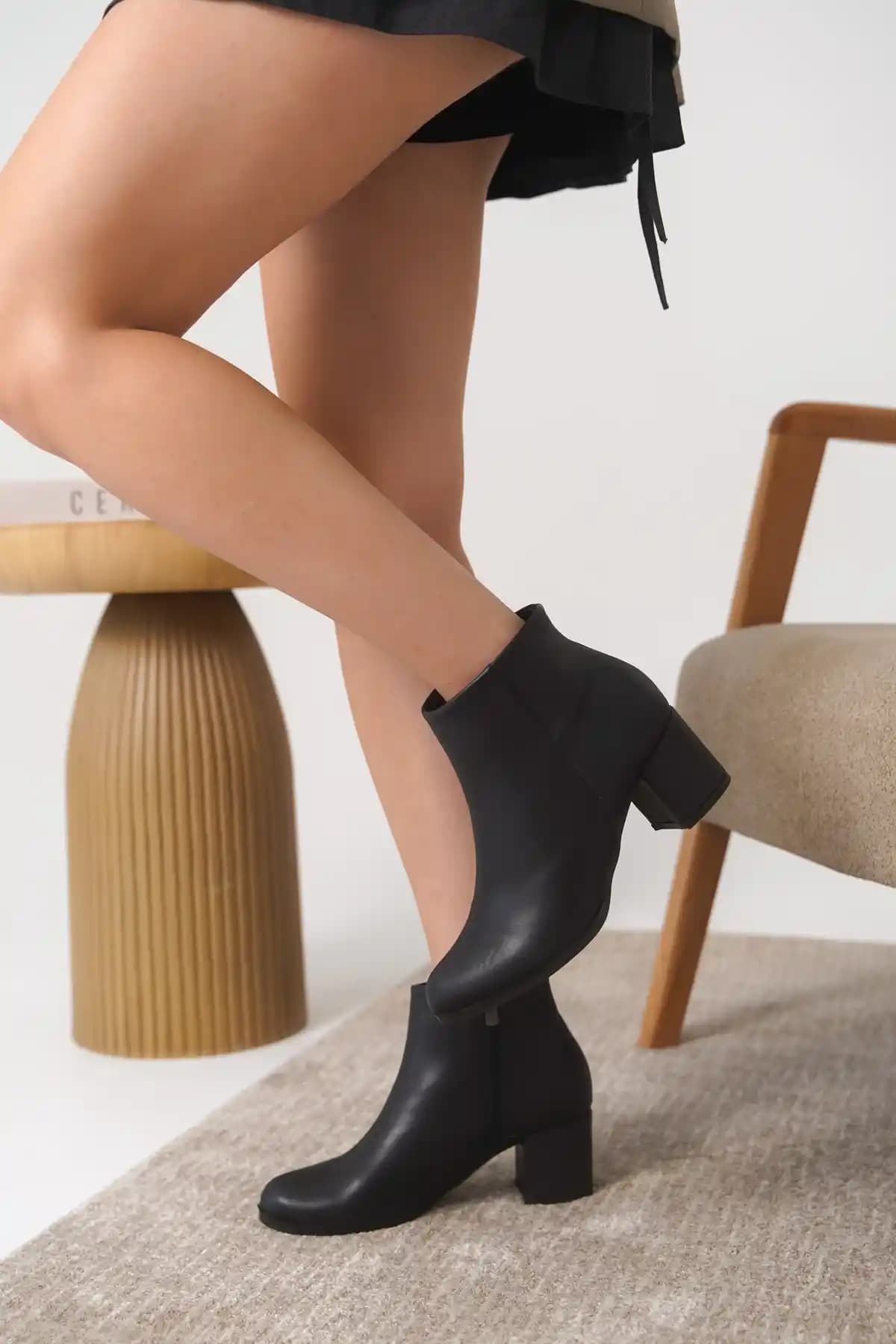 Daxtors 520 Kadın Kışlık Bot: Şıklık ve Konforu Bir Arada Sunan Modern Tasarım