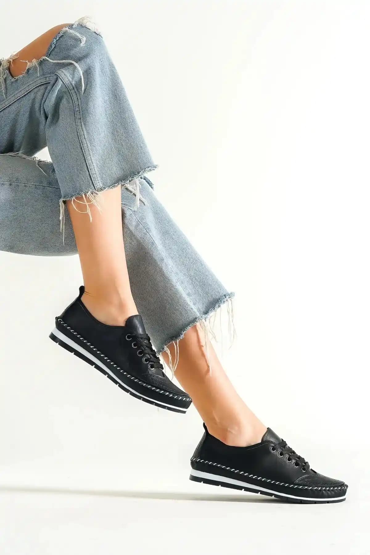 Deripabuc Hakiki Deri Siyah Kadın Casual Ayakkabı: Şıklık ve Konforun Mükemmel Buluşması