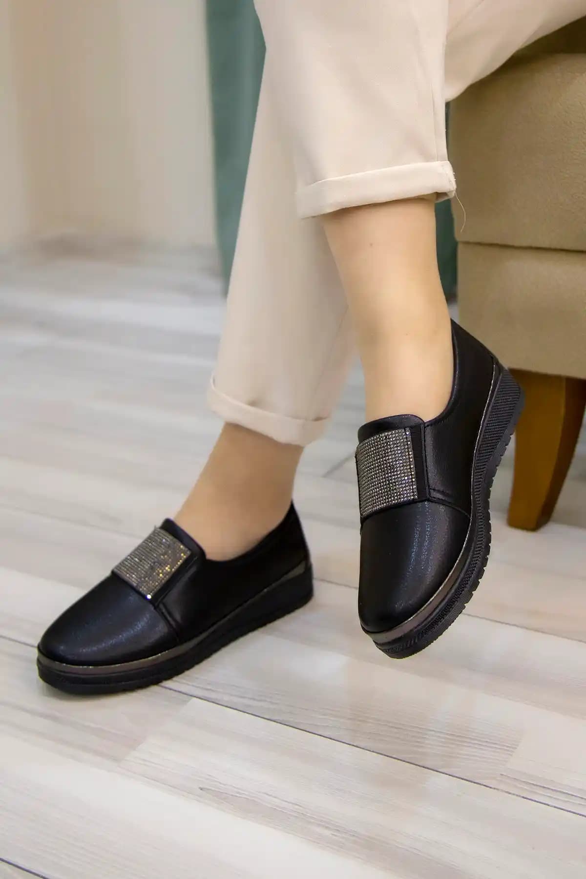 Ewen Tomm Günlük Ortopedik Taşlı Ayakkabı: Şıklık ve Konforun Birleşimi