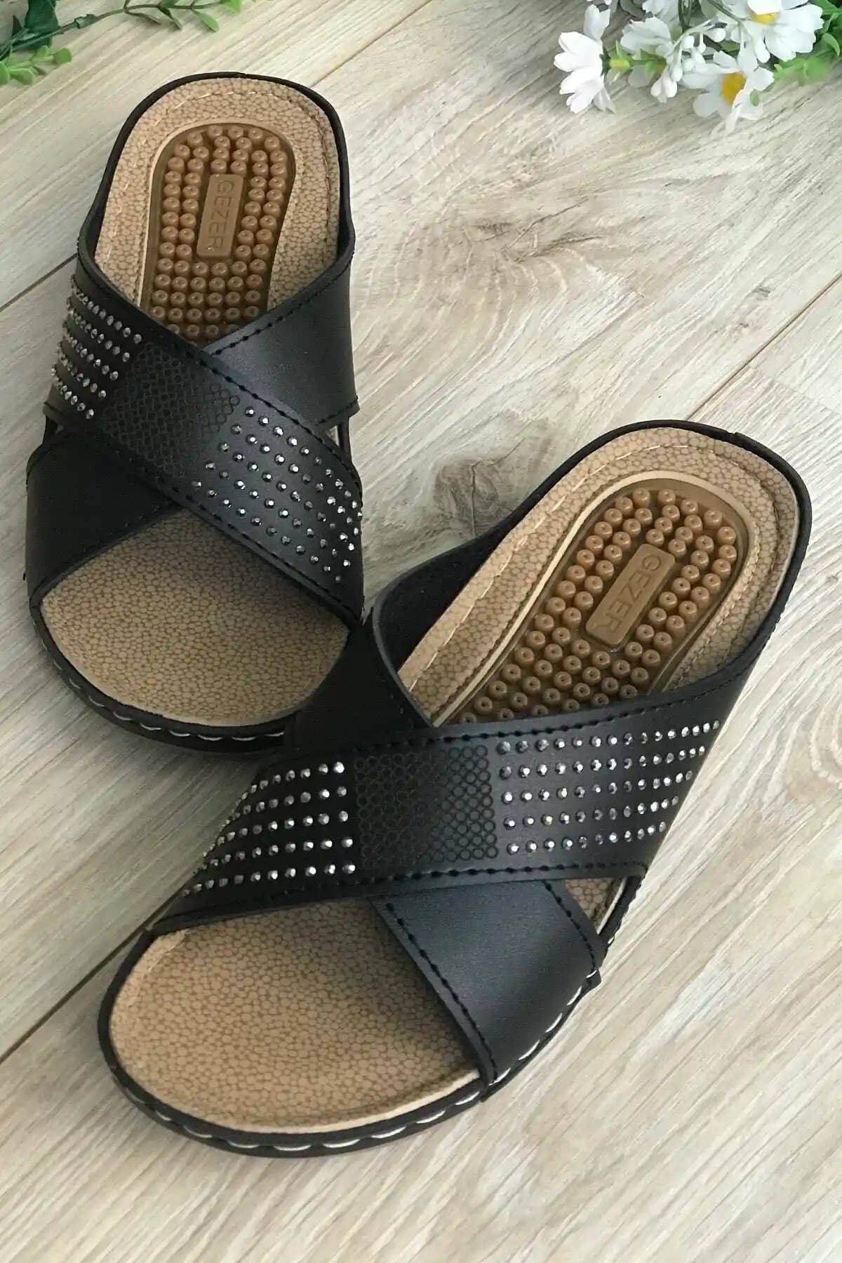 Gezer Masaj Tabanlı Çapraz Taş Detaylı Siyah Anne Terliği Özellikleri ve Kullanım Alanları