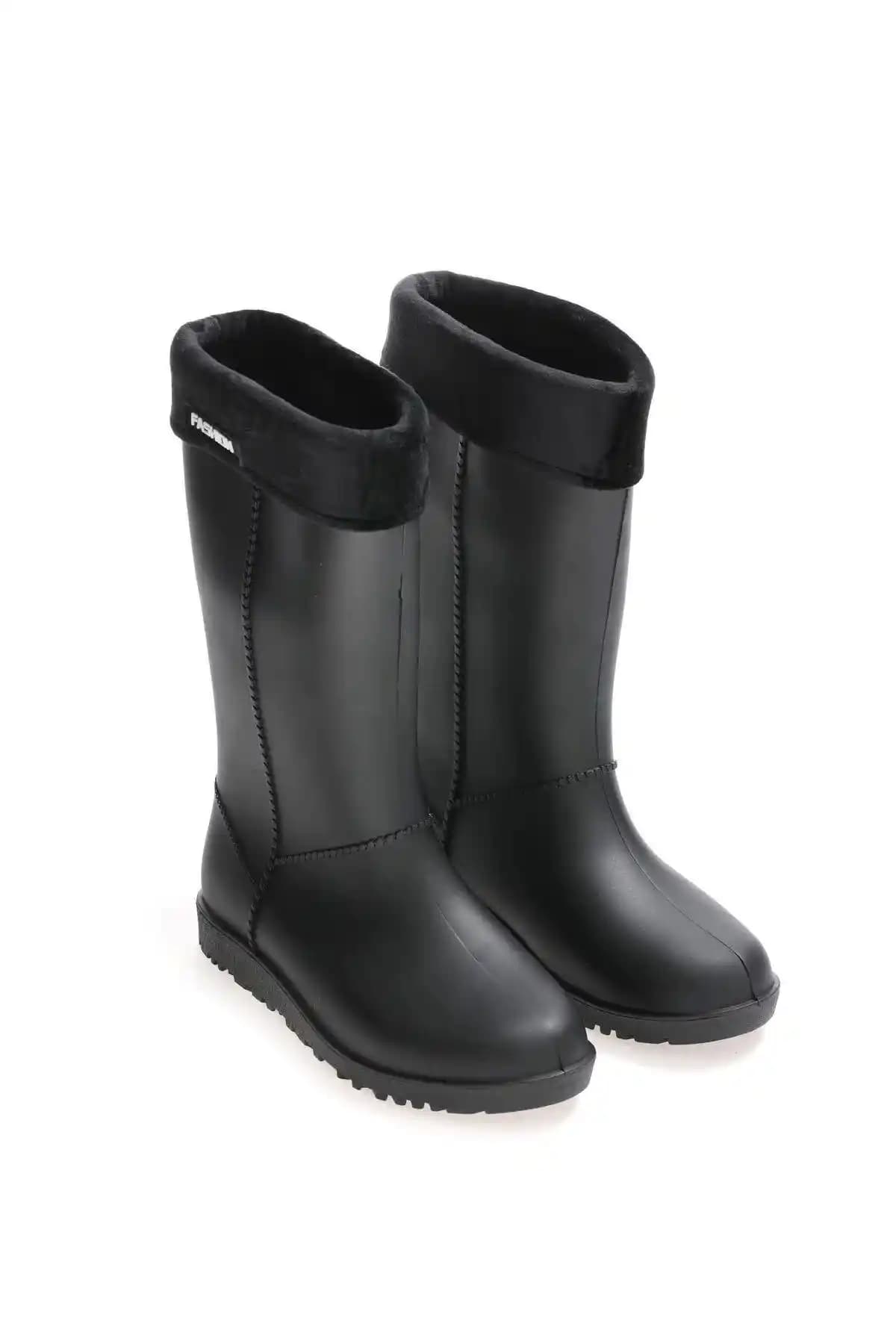 Gezer Yağmur Çizmesi: Şıklık ve Konfor Sunan Dayanıklı Su Geçirmez Ayakkabı