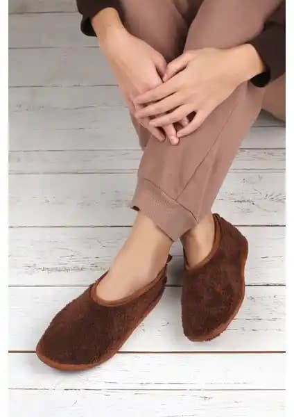 Hamur Kışlık Kaymaz Deri Taban Ev Patiği: Sıcak ve Güvenli Ev İçin Konforlu Seçenek