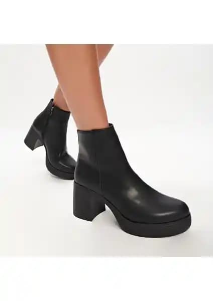Hotiç Siyah Kadın Topuklu Bot: Şıklık ve Konforun Modern Buluşması