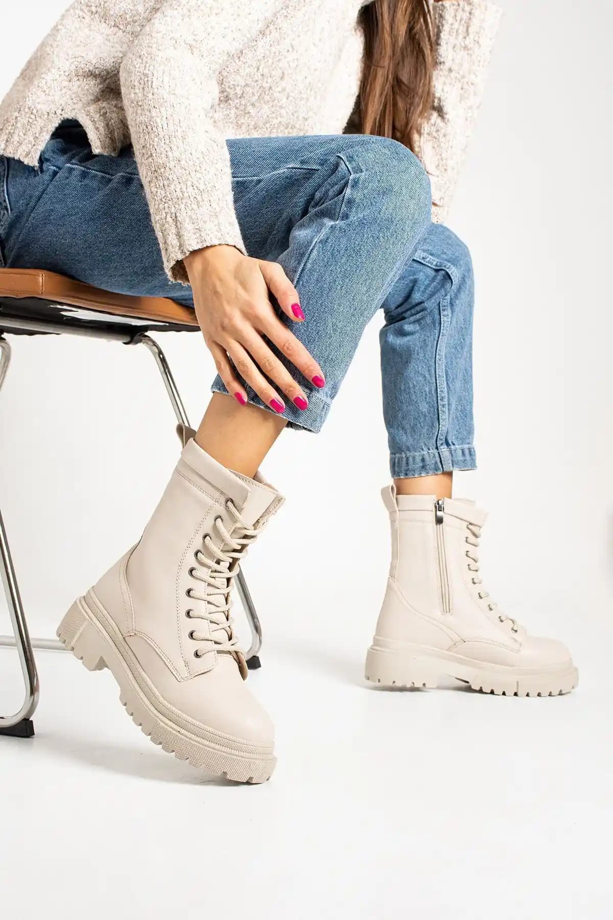 İnan Ayakkabı Kadın Bej Bot: Şıklık ve Konforu Bir Arada Sunan Günlük Kullanım Ayakkabısı