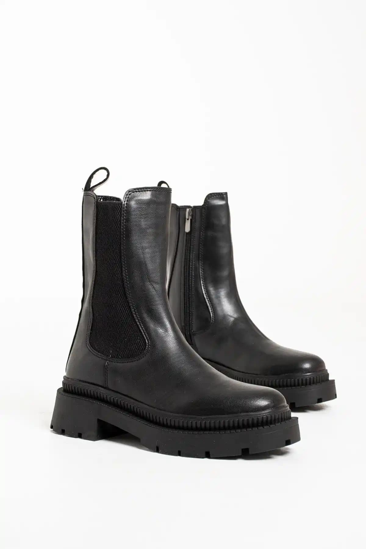 İnan Ayakkabı Kadın Siyah Lastikli Fermuarlı Bot: Şıklık ve Konforun Bir Arada Olduğu Kış Ayakkabısı