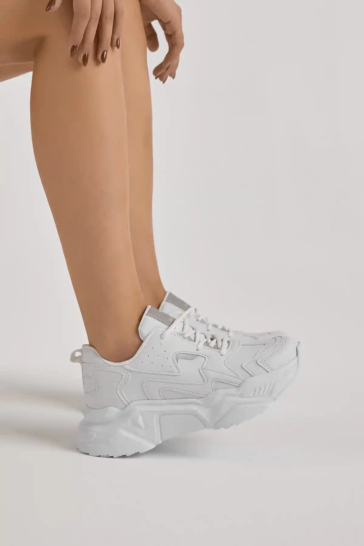 Kadın Beyaz Spor Ayakkabı Tasarımı ve Konfor Özellikleriyle Günlük Kullanım İçin Uygun