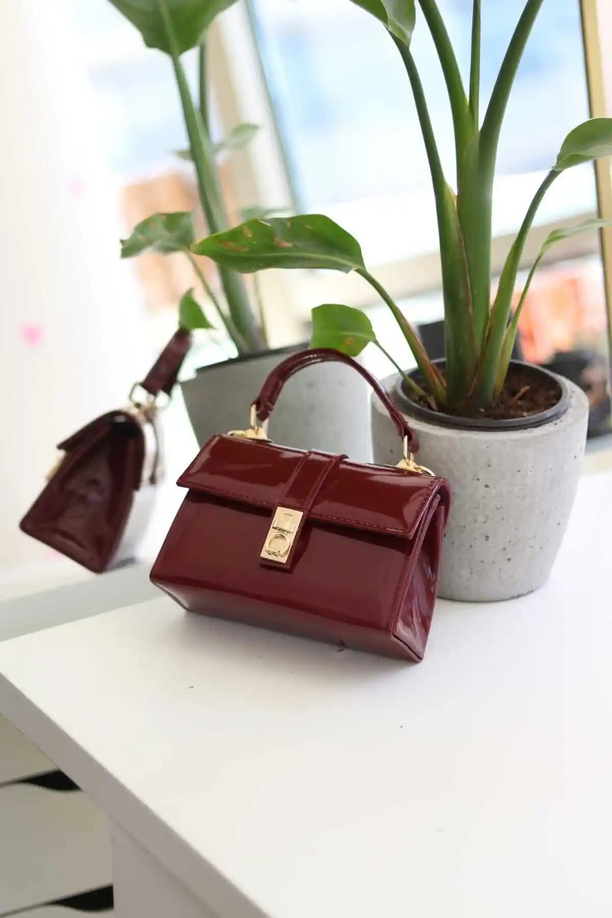 Kadın Bordo Rugan Toka Detaylı Zincirli El ve Omuz Çantası Günlük Kullanım İçin