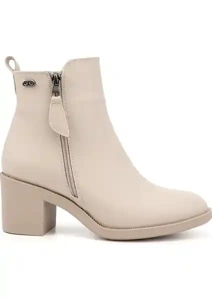 Kadın Günlük Botları: Modern Tasarım ve Konforu Bir Arada Sunan Şık Ayakkabılar