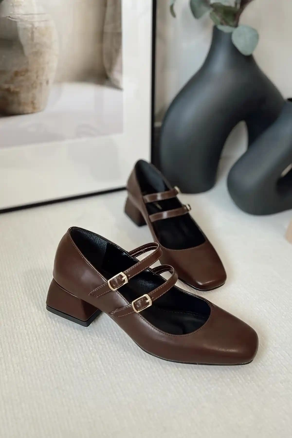 Kadın Mary Jane Kahverengi Ayakkabı: Şıklık ve Konforun Buluşması