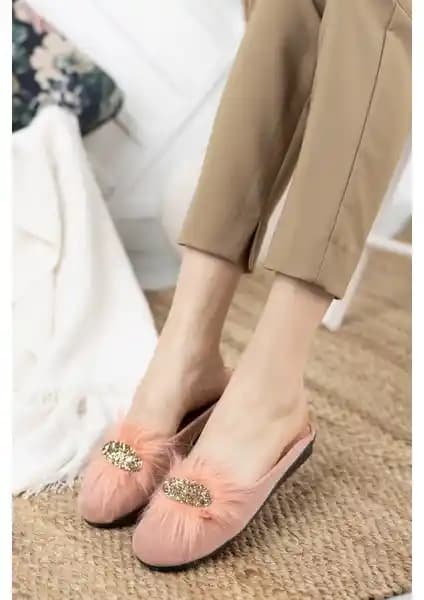 Kadın Pudra Pembe Tüylü Taşlı Terlik Şıklık ve Konforu Bir Arada Sunar