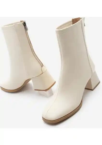 Kadın Topuklu Bot Küt Burun Arkadan Fermuarlı Nayis Ekru Modaya Uygun Şıklık ve Konfor Sağlar