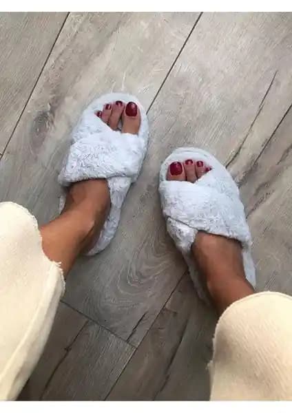 Kadınlar İçin Konfor ve Şıklık Sunan Tüylü Ev Terliği Ürün Tanıtımı ve Kullanım İpuçları