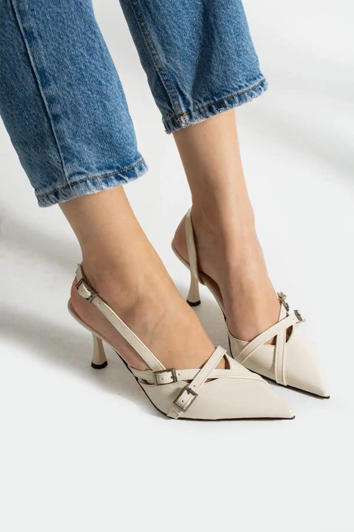 Kadınlar İçin Şık ve Konforlu Krem Rugan Topuklu Ayakkabı - Modern Tasarım