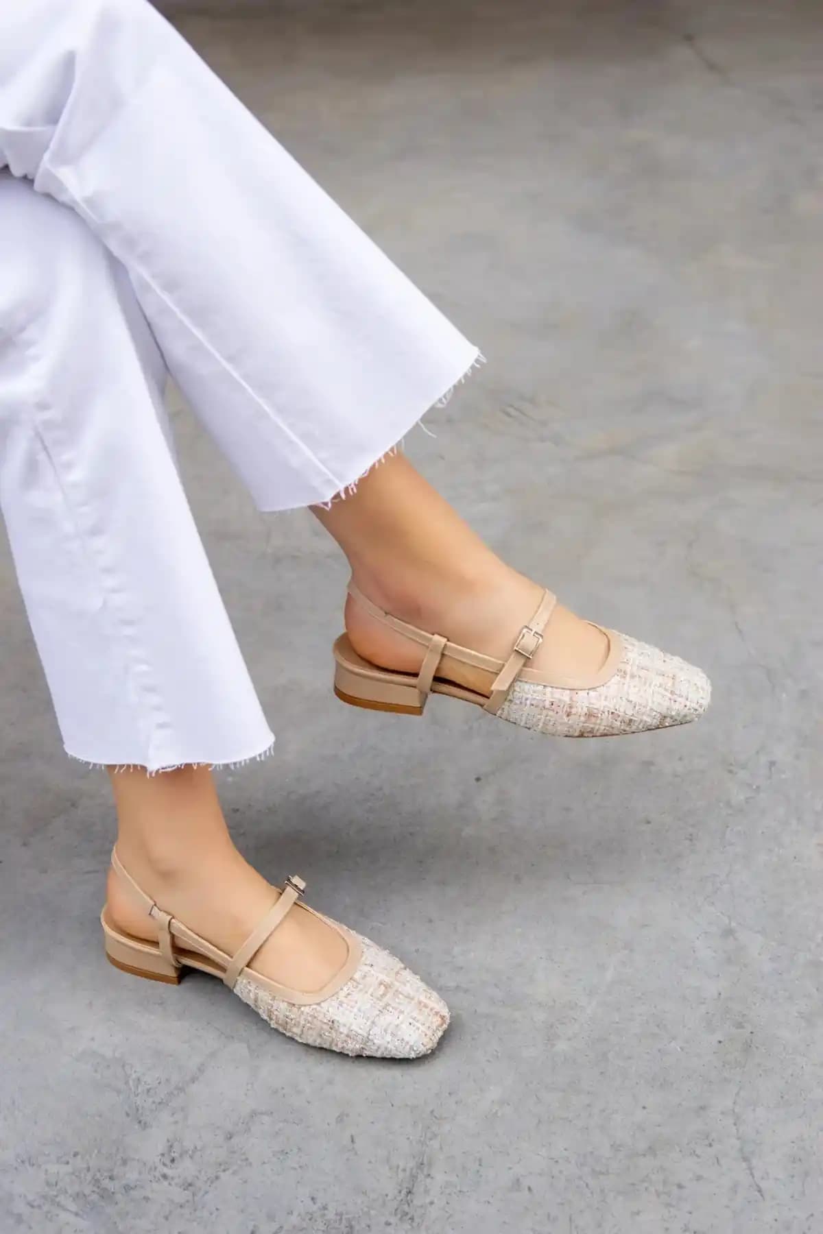 LAMİNTA Sista Bej Tüvid Kadın Babet: Şıklık ve Konforu Bir Arada Sunan Modern Tasarım