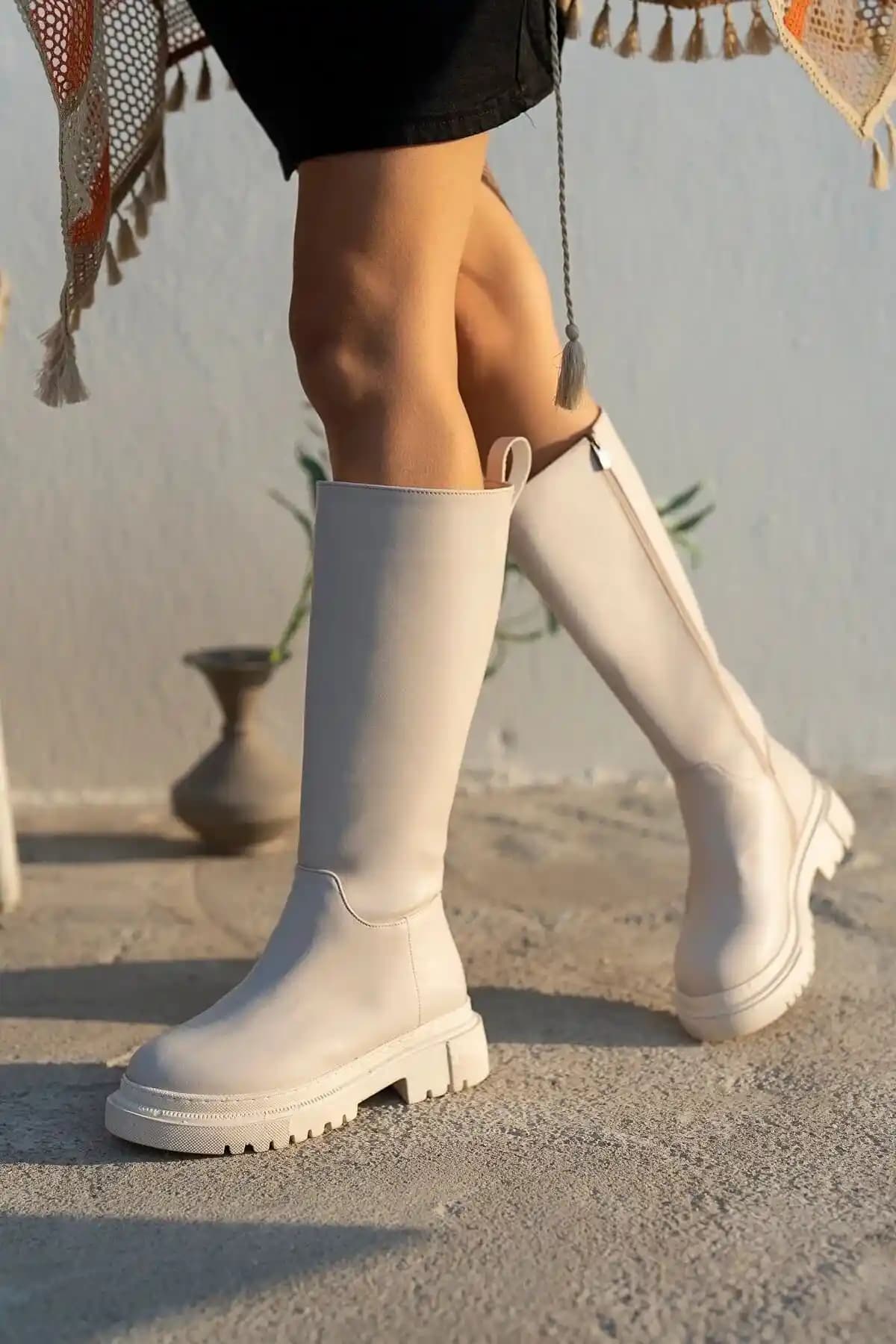 LİYANKA Bayan Krem Uzun Çizme: Şıklık ve Konfor Sunan Kışlık Kadın Botları