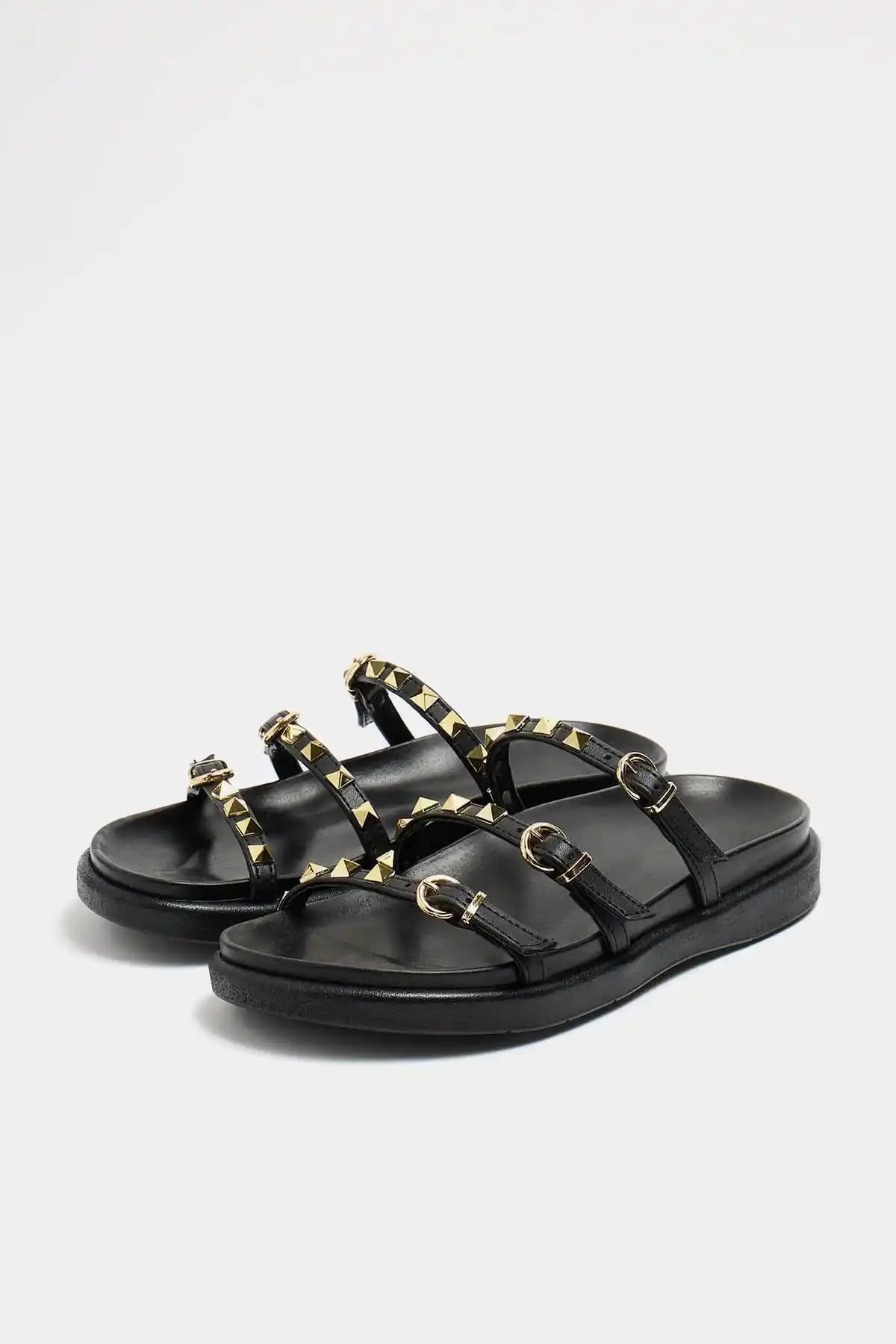 Madamra Siyah Kadin Gold Zımba Detaylı Trend Terlik Modern Tasarım ve Rahatlık Sunar