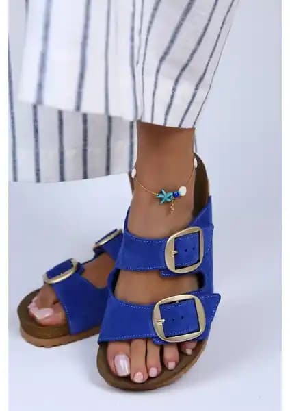 Manijero Irene Deri Çift Tokalı Mavi Terlik: Şıklık ve Konforun Bir Arada Sunumu