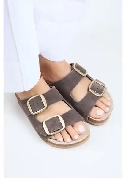 Manijero Irene Kadın Hakiki Deri Çift Cırtlı Kahve-Gold Terlik: Şıklık ve Konforun Buluşması