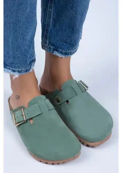 Manijero Zeta Kadın Deri Terlik Yeşil ve Altın Detaylarla Şıklık ve Konfor Bir Arada