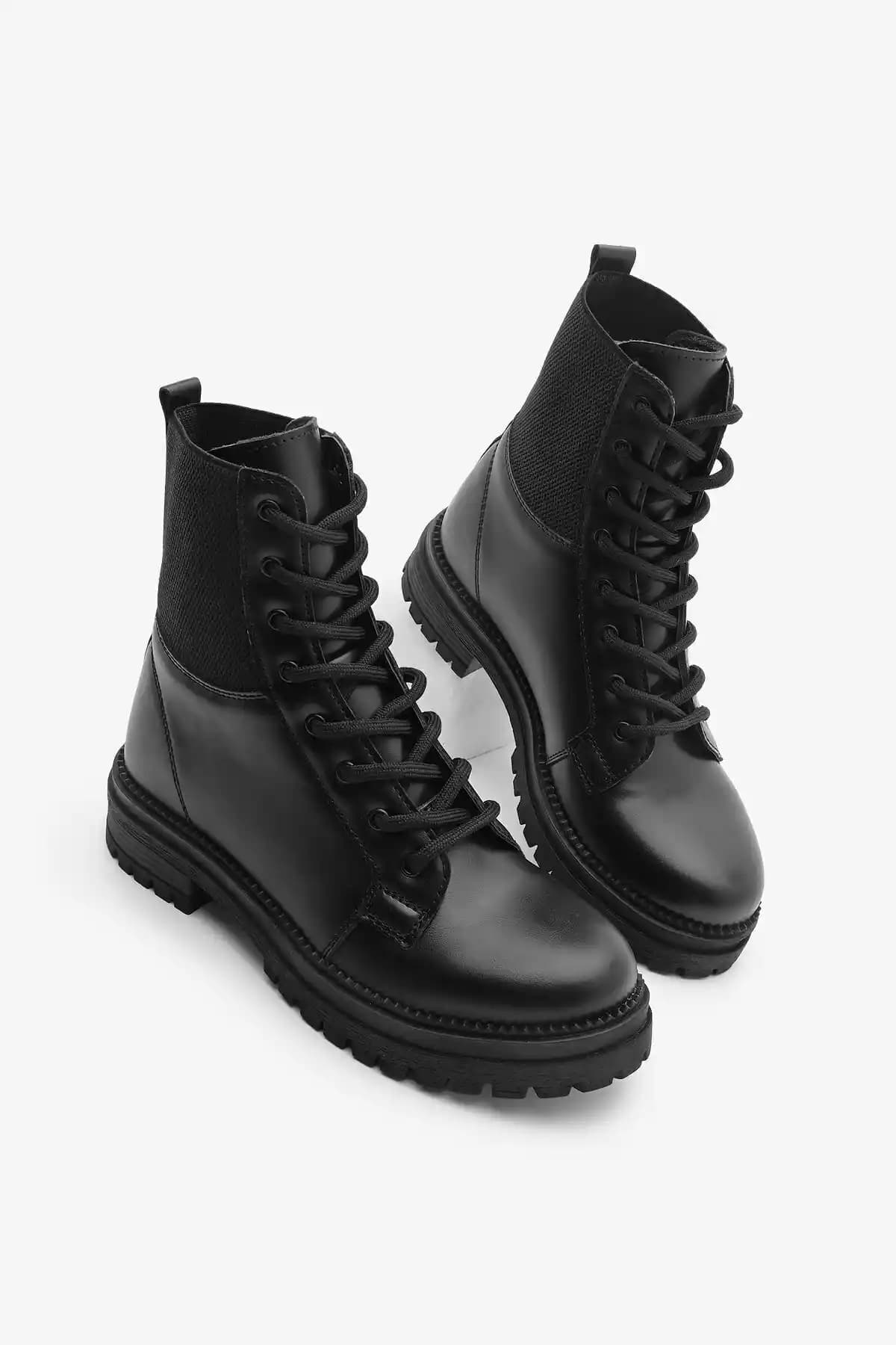 Marjin Nigora Kadın Lastikli Postal Bot: Şık ve Konforlu Günlük Kullanım Ayakkabısı