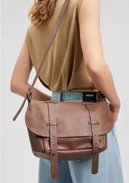 Mavi Kahverengi Çapraz Çanta: Şıklık ve Fonksiyonelliği Bir Arada Sunan Modern Tasarım