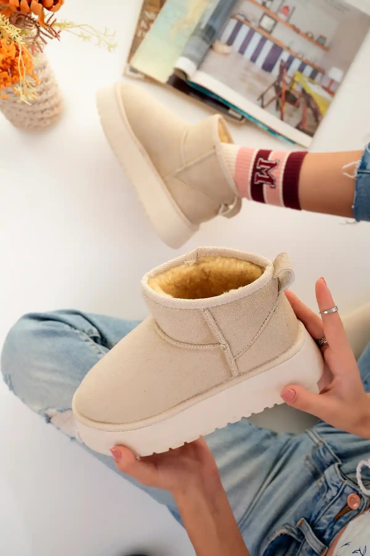 Meyra Kadın Mini Bej Süet Yarım Botu: Şıklık ve Konforun Modern Buluşması