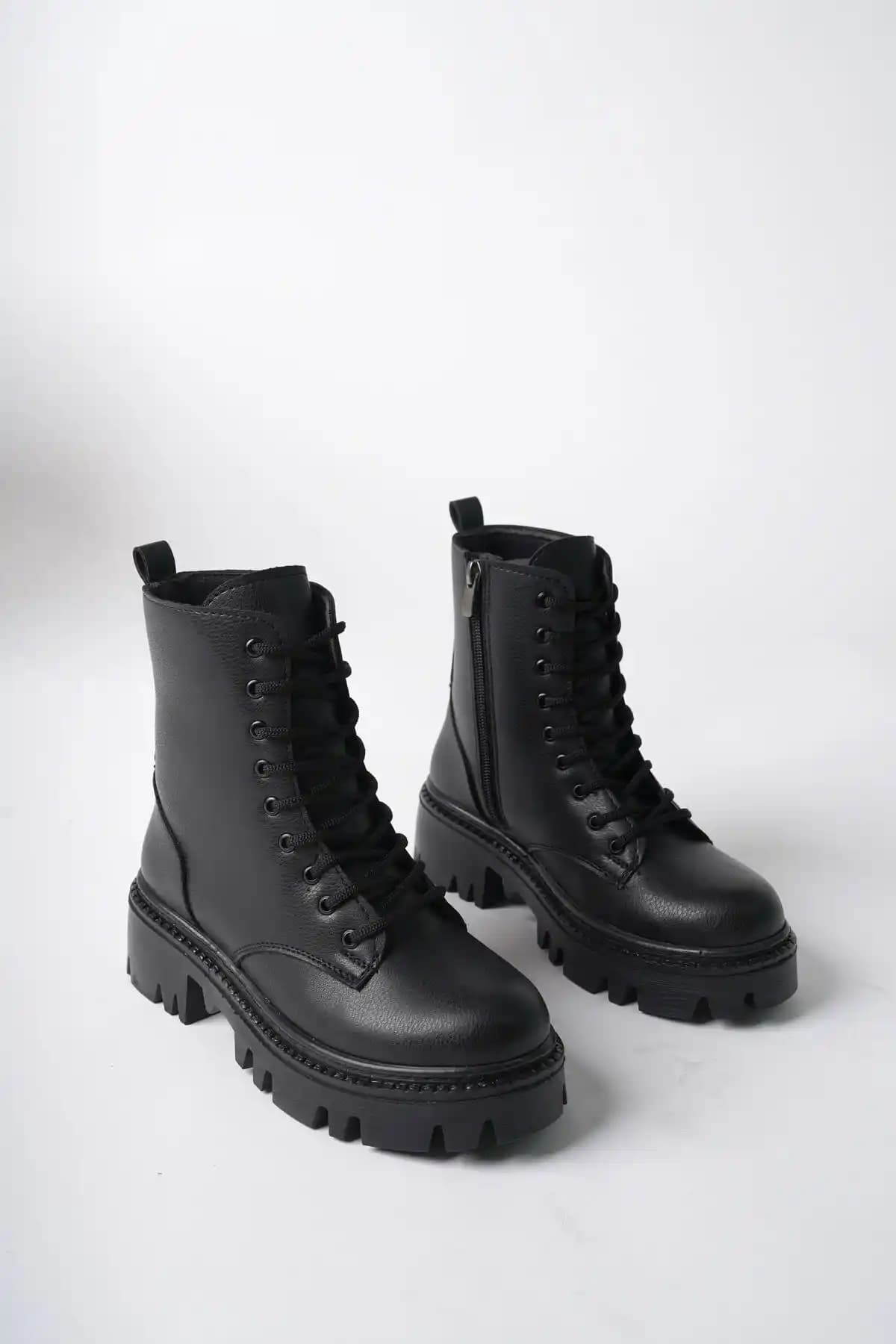 Meyra'nın Siyah Cilt Postal Ayakkabıları: Şıklık ve Konfor Sunan Günlük Kullanım Ürünü