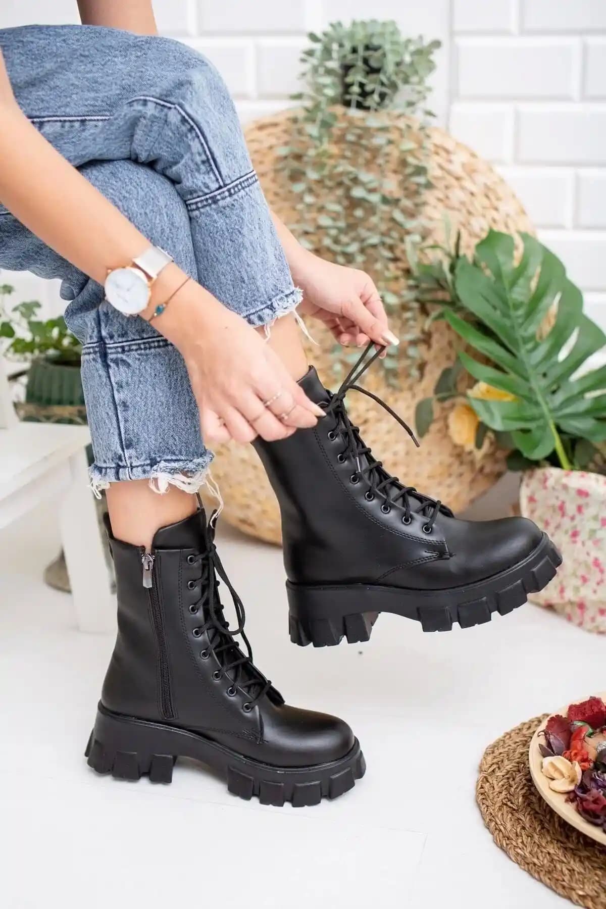 Moda Değirmeni Siyah Cilt Kadın Botu: Şıklık ve Konforu Bir Arada Sunan Kış Ayları İçin Ideal Seçenek